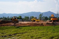 Thi công một khu tái định cư phục vụ di dời dân bị ảnh hưởng bởi Dự án Thành phần 1, Dự án Cao tốc Quy Nhơn - Pleiku. Ảnh: N.H.