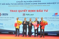 Lãnh đạo TP.Đà Nẵng trao quyết định chấp thuận cho các nhà đầu tư triển khai dự án tại Khu Thương mại tự do.