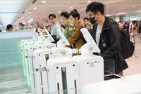 Hành khách xuất nhập cảnh qua hệ thống autogate tại sân bay Tân Sơn Nhất. Ảnh: Báo Thanh Niên.