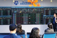 Thị trường vốn phát triển sẽ giúp gia tăng tốc độ luân chuyển dòng tiền, góp phần giải quyết bài toán “tiền kẹt” trong nền kinh tế hiện nay