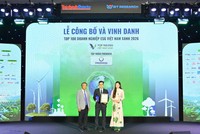 Ông Đồng Quang Thức - Giám đốc Ban ESG Tập đoàn Phenikaa, Phó tổng giám đốc Vicostone nhận chứng nhận từ chương trình.