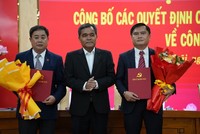 Bí thư Tỉnh ủy Quảng Ngãi Hồ Văn Niên (giữa) trao quyết định của Ban Bí thư Trung ương Đảng và tặng hoa chúc mừng ông Trần Ngọc Tuấn và ông Trương Huy Tâm. Ảnh: Thiên Hậu 