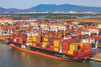 Cụm cảng Cái Mép - Thị Vải mỗi tuần đón hơn 40 tuyến vận tải biển quốc tế kết nối trực tiếp các cảng biển, trung tâm logistics lớn trên toàn cầu (Ảnh: Lê Toàn)