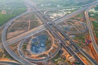 Tăng tốc giải ngân đầu tư công tạo khối lượng công việc lớn cho nhóm xây dựng, hạ tầng và công nghệ giao thông.