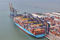 Siêu tàu MATZ MAERSK cập Cảng container Quốc tế Hateco Hải Phòng (Ảnh: PV)