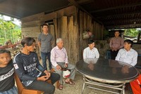 Lãnh đạo Công ty Thủy điện Sông Tranh và UBND xã Trà Tân trò chuyện, động viên gia đình có hoàn cảnh khó khăn.