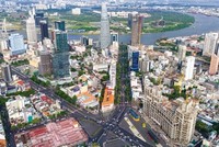 Từ một đô thị từng đối mặt với những thách thức nghiêm trọng trong những năm đầu sau giải phóng, TP.HCM đã vươn lên trở thành trung tâm kinh tế năng động nhất cả nước. Ảnh: Lê Toàn 