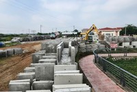 Trong khi chờ nhận được mặt bằng, các nhà thầu thi công cải tạo, mở rộng Quốc lộ 2 tập trung đúc các cấu kiện bê tông để có sản lượng và khối lượng giải ngân. (Ảnh chụp vào ngày 25/11/2025).