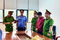 Cơ quan cảnh sát điều tra tống đạt quyết định bắt bị can để tạm giam đối với Lê Văn Thành (áo đỏ). Ảnh: CA Quảng Trị