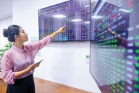 Để đáp ứng nhu cầu vốn từ thị trường, các công ty chứng khoán vẫn tiếp tục chạy đua tăng vốn điều lệ