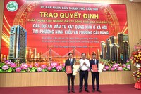 Phó Chủ tịch UBND TP. Cần Thơ Nguyễn Văn Hòa trao Quyết định chấp thuận chủ trương đầu tư đồng thời giao nhà đầu tư các dự án nhà ở xã hội tại phường Ninh Kiều và phường Cái Răng