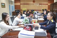 Công chức Thuế tỉnh Thái Nguyên hỗ trợ người nộp thuế thực hiện pháp luật thuế. Ảnh: Đức Thanh