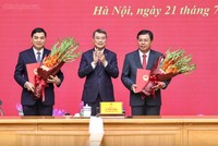 Thủ tướng Lê Minh Hưng tặng hoa chúc mừng Quyền Bộ trưởng Bộ Nội vụ Nguyễn Tiến Hải và Thứ trưởng Thường trực Bộ Dân tộc và Tôn giáo Nguyễn Hoài Anh - Ảnh: VGP