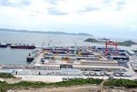Khánh Hòa định hướng tập trung nguồn lực đầu tư các khu bến cảng trọng điểm, thu hút nhà đầu tư chiến lược, đẩy mạnh chuyển đổi số và đáp ứng các tiêu chuẩn “cảng xanh”, “cảng thông minh”. Trong ảnh là Khu kinh tế Vân Phong. Ảnh: Linh Đan