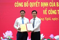 Phó Trưởng Ban Tổ chức Trung ương Trịnh Mạnh Linh (phải) trao quyết định của Ban Bí thư cho ông Nguyễn Đức Tâm. 