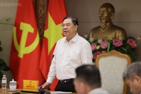 Phó Thủ tướng Thường trực Phạm Gia Túc nhấn mạnh yêu cầu khẩn trương tháo gỡ khó khăn, sớm đưa các dự án điện gió đã hoàn thành vào hoạt động sản xuất, kinh doanh, tránh lãng phí nguồn lực. Ảnh: VGP