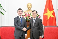 Uỷ viên Bộ Chính trị, Bộ trưởng Bộ Ngoại giao Lê Hoài Trung (phải) tiếp Thứ trưởng Ngoại giao Panama trước phiên tham khảo chính trị. Ảnh: Nguyễn Hồng.