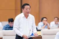 Bộ trưởng Bộ Xây dựng Trần Hồng Minh trình bày tờ trình - Ảnh: QH. 