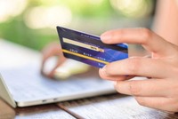 Lơ là khi quẹt thẻ để thanh toán có thể khiến khách hàng bị đánh tráo chip trên thẻ