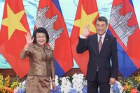 Thủ tướng Chính phủ Lê Minh Hưng nhiệt liệt chào mừng Chủ tịch Quốc hội Khuon Sudary. Ảnh: Đức Thanh.