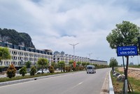 Tuyến đường đô thị tại đặc khu Vân Đồn được đầu tư đồng bộ, tạo động lực mở rộng không gian phát triển và thu hút đầu tư. Ảnh: Quỳnh Nga.