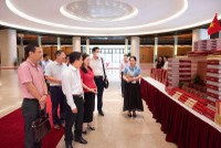 Phó Chủ tịch Quốc hội, Thượng tướng Nguyễn Doãn Anh theo dõi khu trưng bày về hoạt động giám sát của Quốc hội - Ảnh: QH .