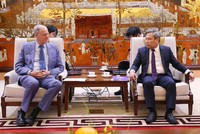 Chủ tịch UBND TP. Hà Nội Vũ Đại Thắng trao đổi với Đại sứ Israel tại Việt Nam Yaron Mayer.