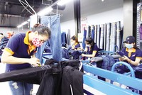 Trong 7 tháng đầu năm, nền kinh tế Việt Nam vẫn duy trì đà tăng trưởng tích cực. Trong ảnh: Sản xuất tại Tổng công ty Phong Phú. Ảnh: Lê Toàn