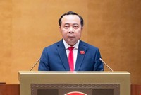 Bộ trưởng Khoa học và Công nghệ Vũ Hải Quân trình bày tờ trình. 