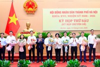 Lãnh đạo TP. Hà Nội tặng hoa các đồng chí trong danh sách miễn nhiệm Ủy viên UBND TP. Hà Nội. Ảnh: Thành Thái.