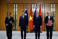 Tổng Bí thư, Chủ tịch nước Tô Lâm và Thủ tướng Australia Anthony Albanese chứng kiến trao văn kiện hợp tác giữa hai nước. (Ảnh: Thống Nhất/TTXVN)