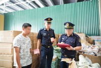 Công chức hải quan kiểm tra hàng hoá vi phạm.