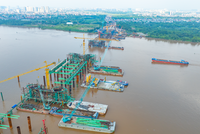Toàn cảnh công trường Cầu Trần Hưng Đạo, nhiều mũi thi công đang được triển khai đồng loạt trên bờ và giữa sông Hồng.