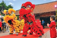 Du khách hào hứng hòa mình vào không khí lễ hội tại làng cổ Đường Lâm (Ảnh: Linh Nguyễn)
