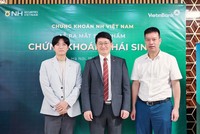 Tổng giám đốc NHSV - ông Moon Sung Geun cùng đối tác