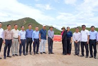 Ông Phạm Anh Tuấn, Chủ tịch UBND tỉnh Gia Lai (thứ 8, từ trái sang) kiểm tra Dự án Nhà máy sản xuất viên nén chất đốt và pallet vào ngày 8/8/2026. Ảnh: Hòa Ngô. 