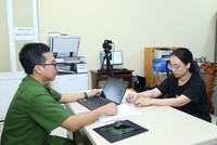 Công an Đồng Nai làm việc với một bị can trong vụ án mua bán trái phép hóa đơn (ảnh Công an TP.Đồng Nai) 