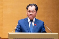 Bộ trưởng Bộ Nông nghiệp và Môi trường Trịnh Việt Hùng báo cáo thêm một số vấn đề đại biểu quan tâm - Ảnh: QH. 