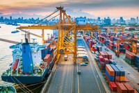 Tính đến hết tháng 7 năm 2026, kim ngạch xuất khẩu đạt 319,7 tỷ USD, tăng 21,7% so với cùng kỳ, cao hơn mục tiêu cả năm 15-16% và thuộc nhóm tăng trưởng tốt trong nhiều năm trở lại đây. Tuy nhiên, cán cân thương mại hàng hóa ghi nhận nhập siêu khoảng 20,3 tỷ USD.