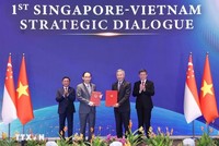 Ủy viên Bộ Chính trị, Bộ trưởng Bộ Ngoại giao Lê Hoài Trung và Bộ trưởng Ngoại giao Singapore Vivian Balakrishnan trao Tuyên bố chung về Chiến lược Kết nối Công nghệ Việt Nam - Singapore - Ảnh: TTXVN