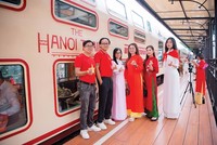 Sắc đỏ của cờ Tổ quốc và trang phục mang biểu tượng Việt Nam tạo điểm nhấn cho hành trình trải nghiệm trên Tàu Hà Nội 5 Cửa Ô dịp Quốc khánh (Ảnh: BHL)
