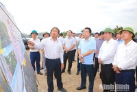 Chủ tịch UBND tỉnh Nguyễn Thanh Bình cùng Đoàn kiểm tra dự án Xây dựng tuyến đường kết nối liên vùng giữa Nam đồng bằng sông Hồng với vùng núi Tây Bắc và vùng duyên hải Bắc Trung Bộ (nguồn ảnh: Báo Ninh Bình)