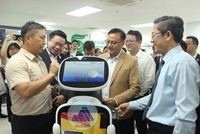Đoàn công tác Cộng hòa Dân chủ Nhân dân Lào tìm hiểu về chuyển đổi số, vi mạch bán dẫn và trí tuệ nhân tạo tại thành phố Đà Nẵng. Ảnh: Mai Chi 