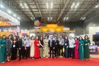 Ông Trần Trung Hiếu (thứ 8 từ phải sang) và các đơn vị tham gia Khu gian hàng TP. Hà Nội.