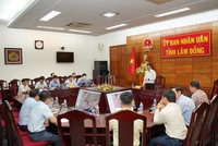 Phó chủ tịch UBND tỉnh Lâm Đồng Nguyễn Hồng Hải (đứng giữa) đôn đốc tiến độ lập Quy hoạch chung đô thị liên phường khu vực Phan Thiết. Ảnh: Hữu Tri