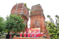 Chương trình nghệ thuật “Giai điệu tự hào” được tổ chức tại Di tích Tháp Đôi.