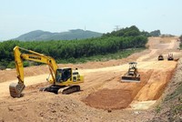 Thi công xây dựng đường cao tốc. Ảnh: Bộ Xây dựng.