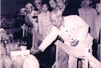 Chủ tịch Hồ Chí Minh xem các mặt hàng thủy tinh tại Hội chợ triển lãm tiểu thủ công, Hà Nội (tháng 2/1958). Ảnh: Tư liệu