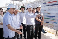 Bí thư Tỉnh ủy Lê Quang Tùng (đứng thứ 2 từ phải qua) cùng đoàn công tác nghe báo cáo tiến độ dự án đầu tư mở rộng Cảng hàng không quốc tế Phú Quốc. Ảnh: TDC