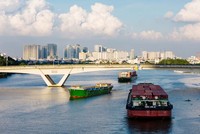 Chính sách nhằm khuyến khích đầu tư hạ tầng đường thủy, phát triển vận tải hàng hóa bằng đường thủy và thúc đẩy hàng trung chuyển quốc tế. Ảnh: Lê Toàn.